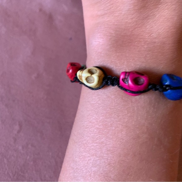 Simple multicolore bracelet with skull and black cord. - Picture 8 of 8
